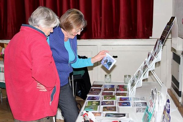 10. Hanny & Julie admire Peter's photos.jpg